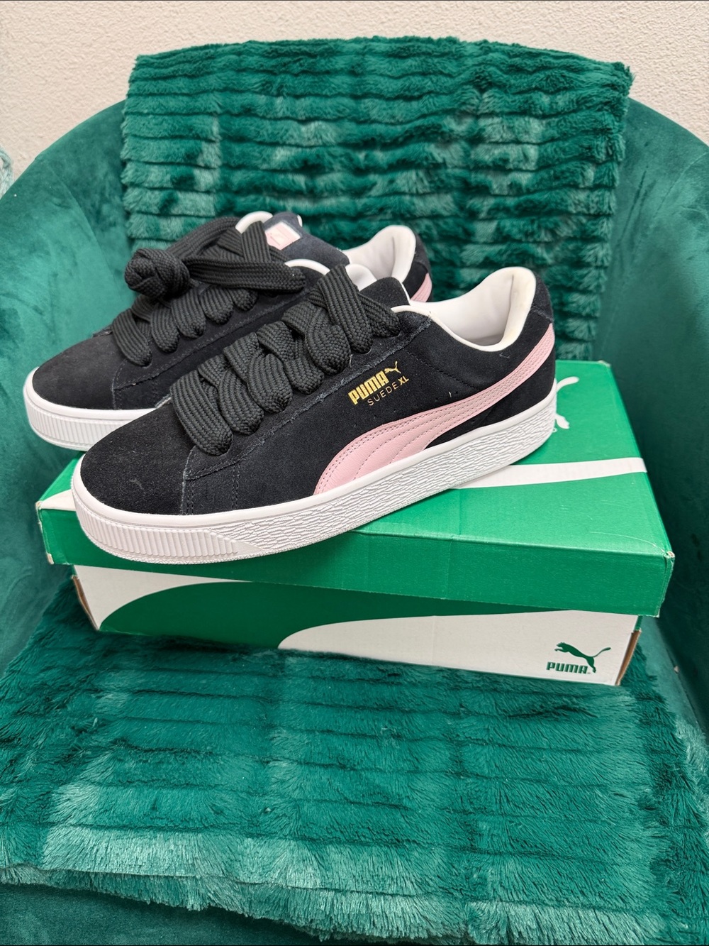 Puma Suede Black Sneakers with Pink Formstrip